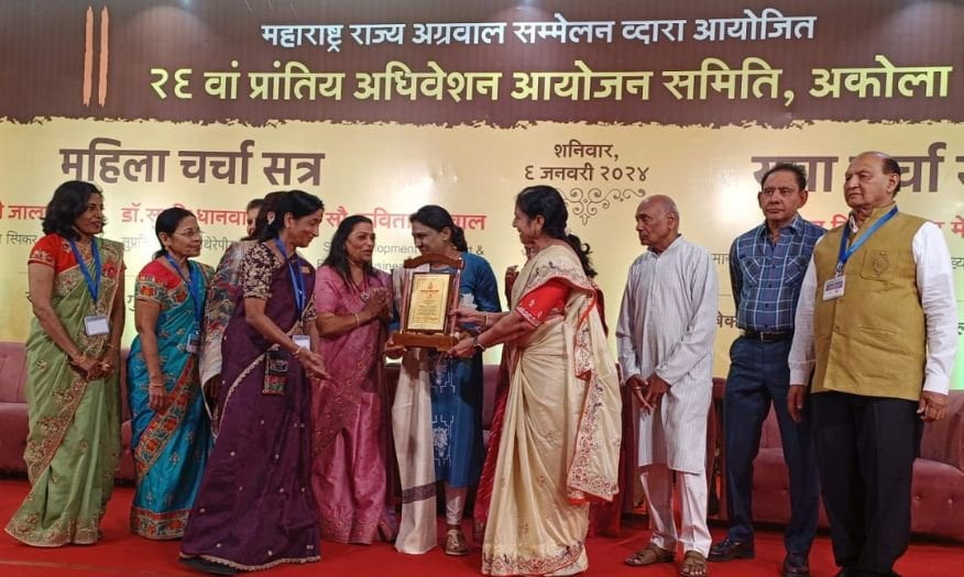 Dr. Surabhi Dhanwala’s Holistic Healing Attracts Attention at Agra Mahakumbh of Agarwal Community 2024