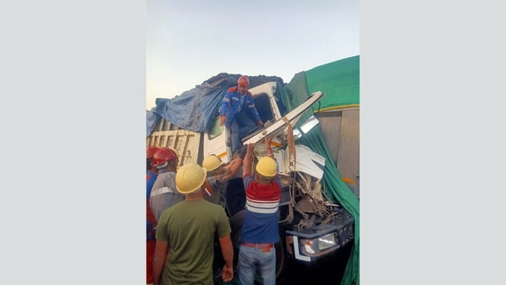 AM/NS India’s fire team rescues dumper truck driver from mangled cabin after accident - PNN Digital AM/NS India’s fire team rescues dumper truck driver from mangled cabin after accident - PNN Digital