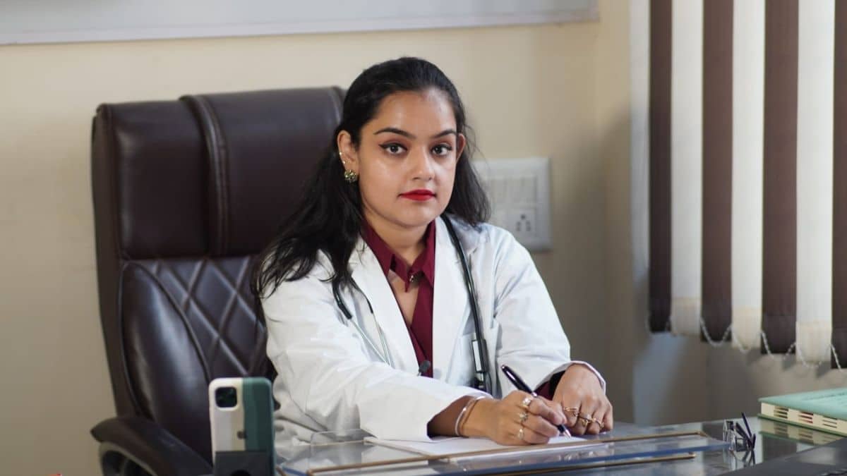 Dr. Harshmeet Arora Was Given The Healthcare And Fitness Award