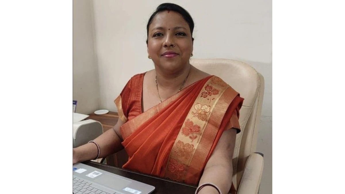 How a Delhi Dietitian Can Help Women Balance Their Hormones Naturally Through Diet